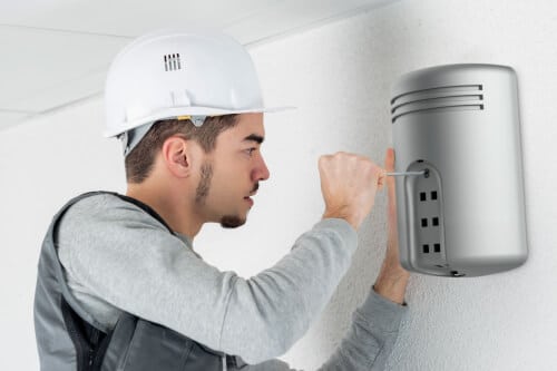 tecnico effettua la manutenzione sistema di alalrme